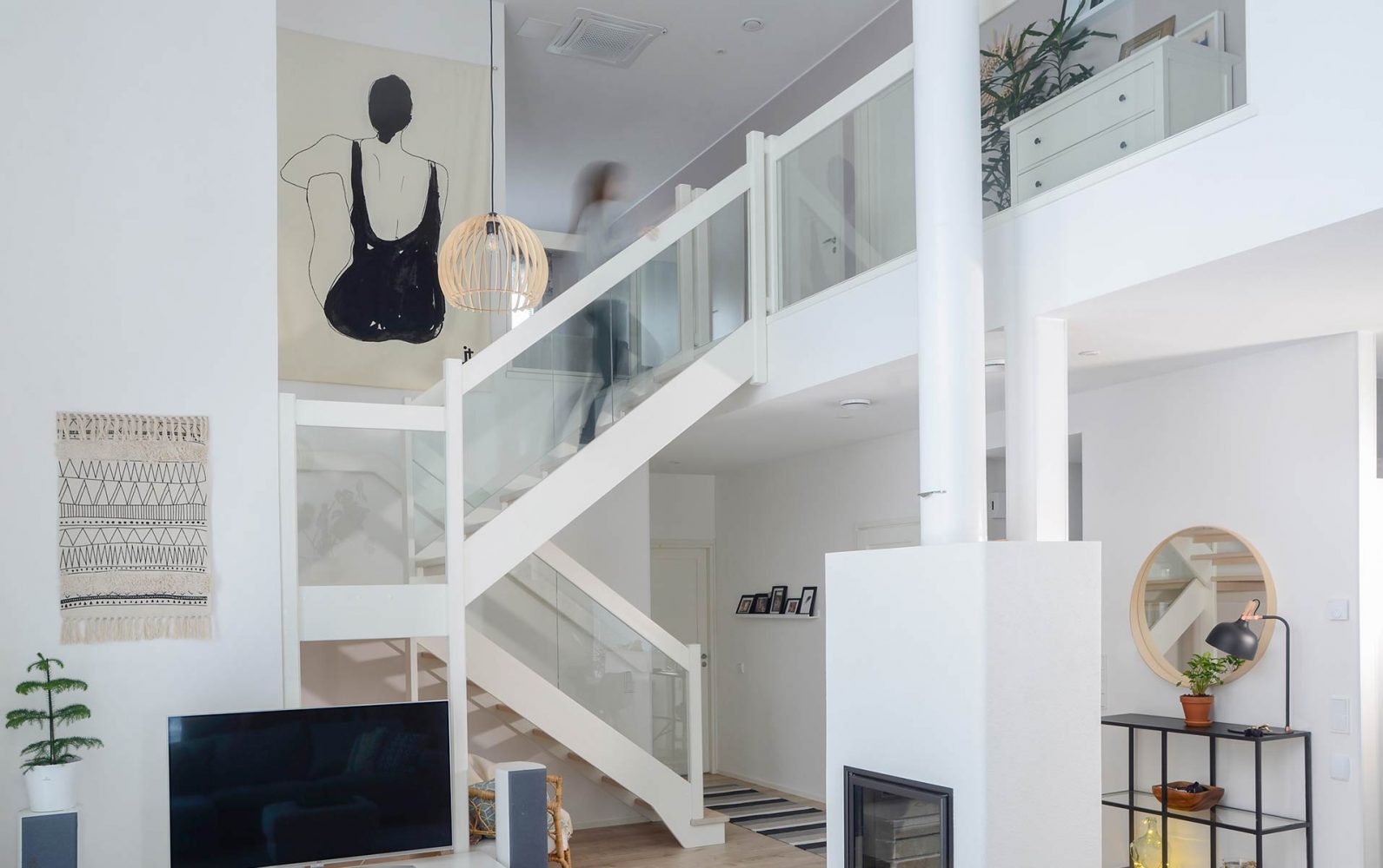 Timber-lasikaiteelliset portaat skandinaavisen vaaleassa kodissa.