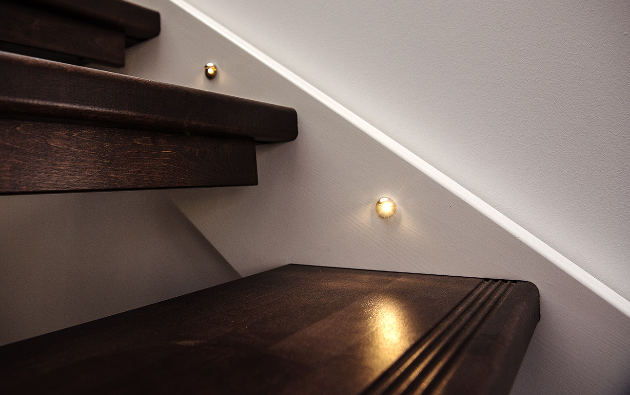 LED-valot portaiden sivujohteissa.